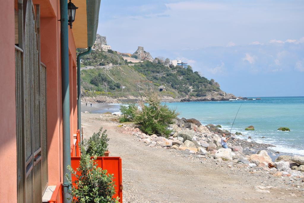 Aparthotel Fondaco Parrino Mare Letojanni Pokoj fotografie