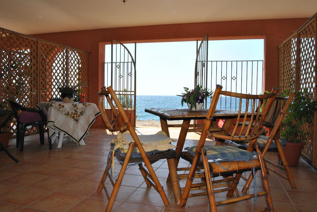 Aparthotel Fondaco Parrino Mare Letojanni Pokoj fotografie